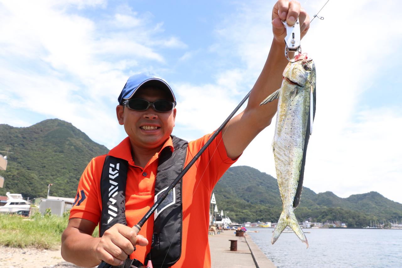 シイラをルアーで釣るコツは潮目に向かって 遠投 速巻き 渡邉式 ライトショアジギング魚種別釣り分けテク ルアマガプラス