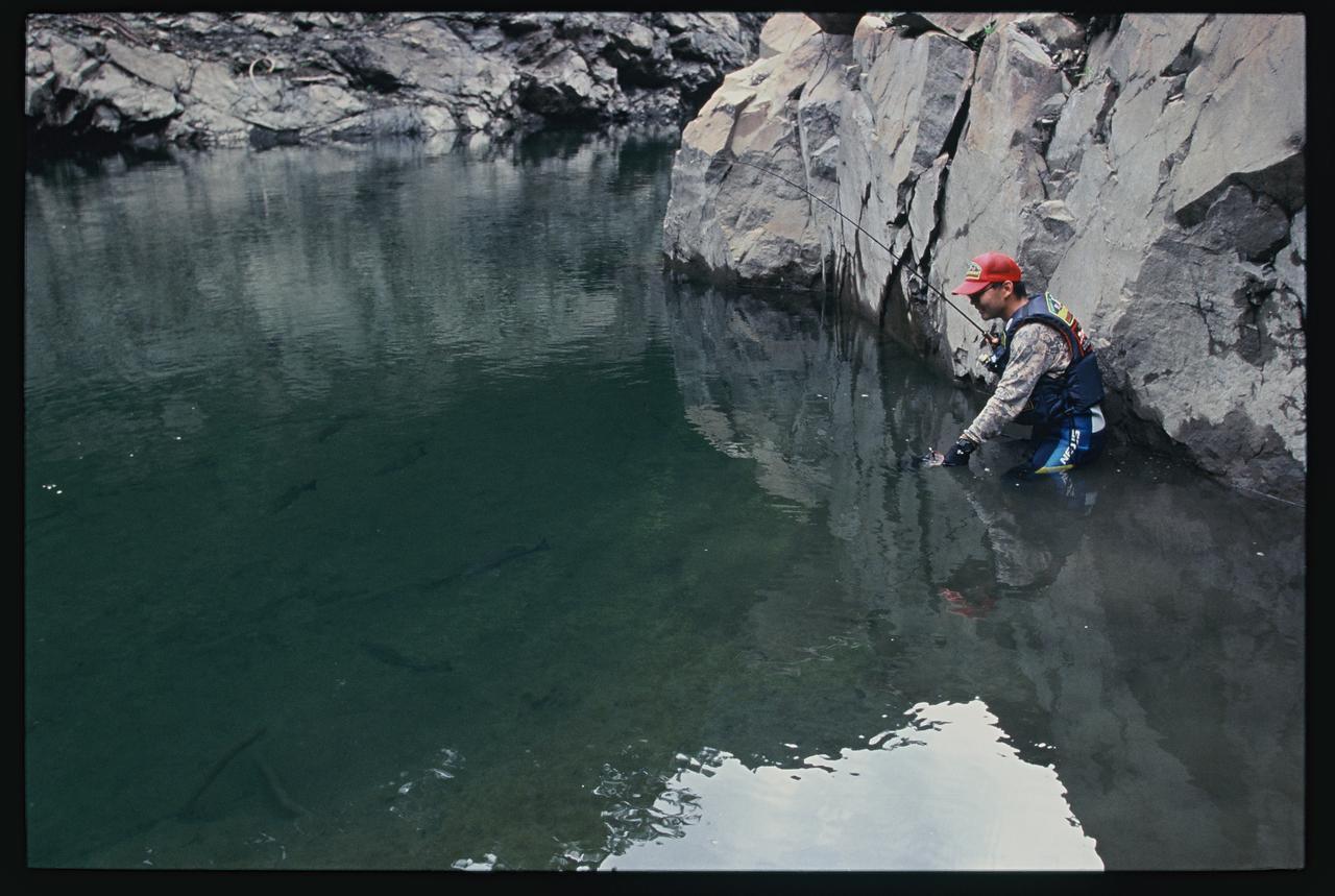 再掲：奥多摩湖の渓谷を釣りするン10年前の横島さん
