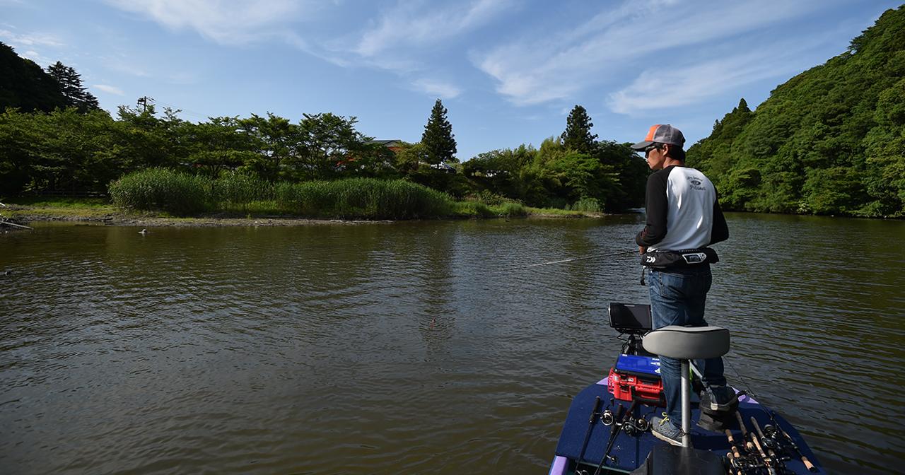 8月のバス釣りは”スロー＆タイト”で誘え！【折金一樹のシーズナルパターン解説】