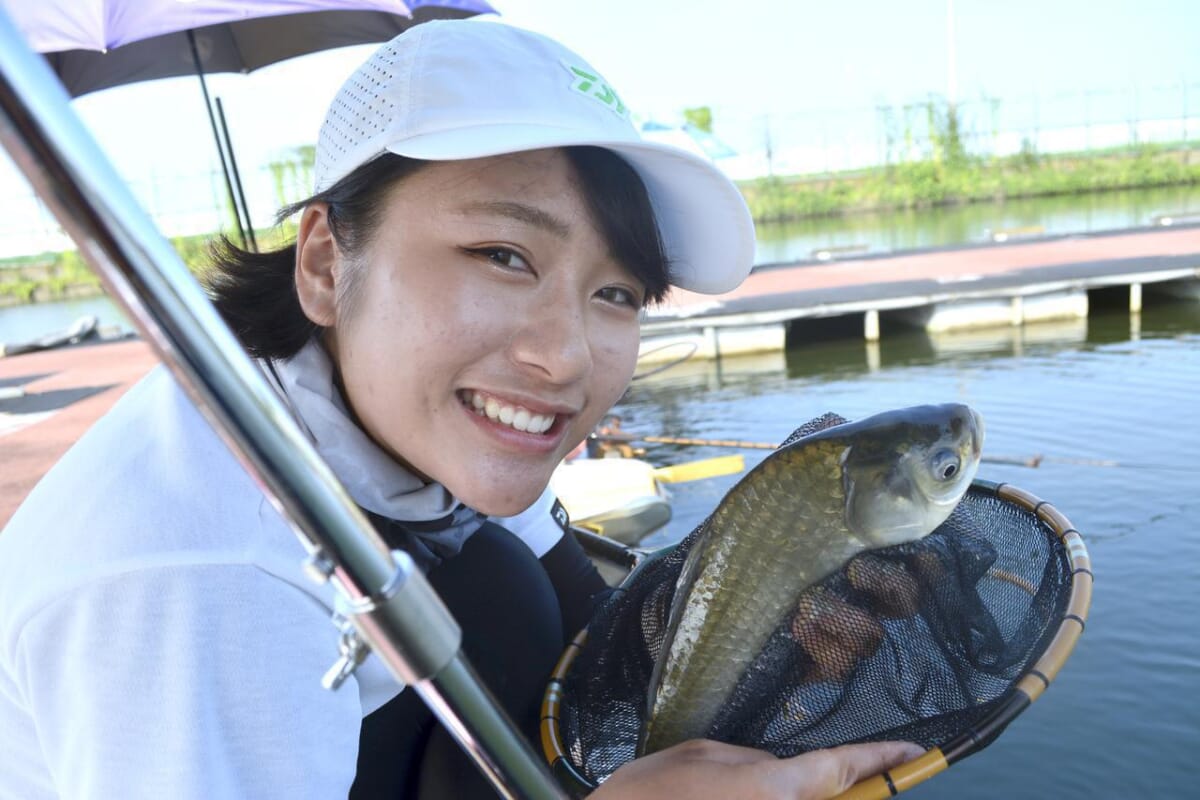 女子高生とへらぶな釣り対決 大会の勝敗をかけてのプライドバトル 奇跡の結果が 千葉百々絵 ちばももか ルアマガプラス