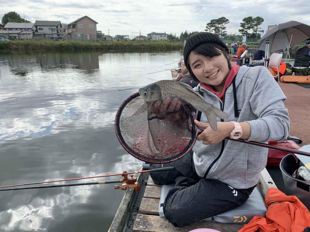 女子高生とへらぶな釣り対決！ 大会の勝敗をかけてのプライドバトル！奇跡の結果が！！【千葉百々絵（ちばももか）】