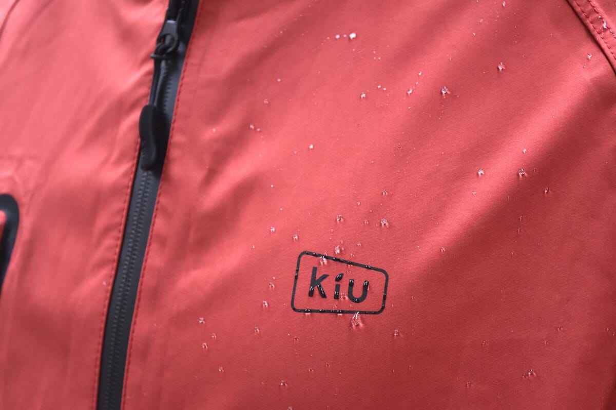 釣りでも使えるぞ！「KiU（キウ）」のレインウェアがオシャレでイケてた！