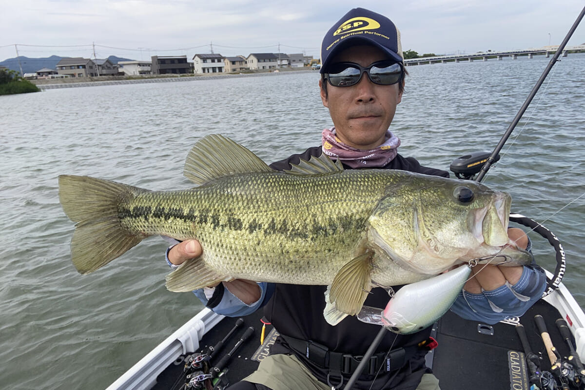 バス釣り師範代・浦川正則が“噂の”シャロー系マグナムクランク『ブリッツマグナムSR（O.S.P）』の極意を伝承 !!