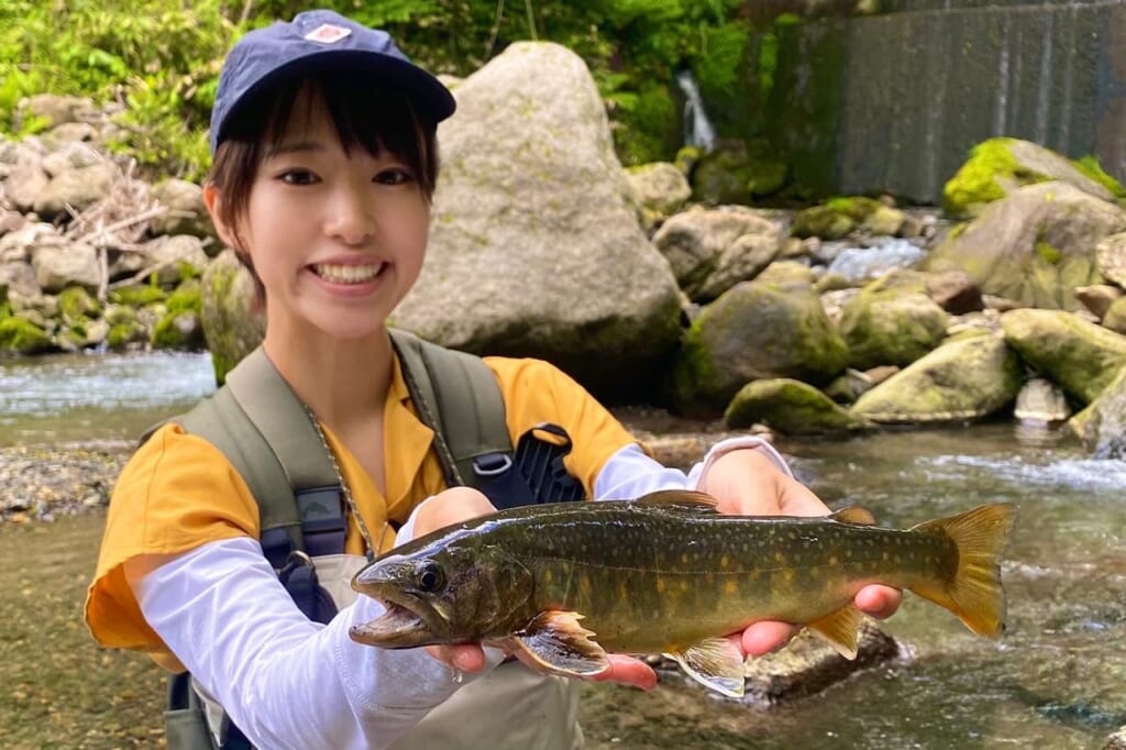 アウトドア大好き女子が狙う大岩魚ゲーム！ 美しい魚体を求めて岐阜県渓流へ【ルアマガ女子部】│ルアマガプラス