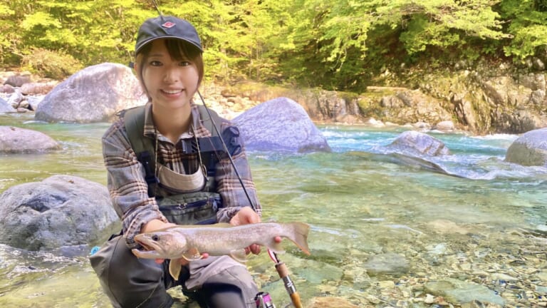 心洗われるような清流で……釣れたのは巨大イワナ！