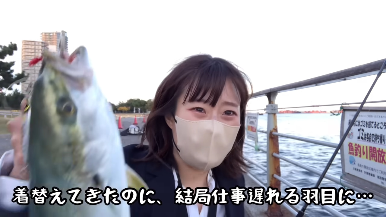｜《まさか》出勤前スーツ姿の釣り女子さん、巨大魚掛けたらとんでもない事態発生！