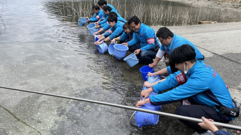 ヤマメ稚魚10,000匹放流。稚魚秩父市浦山ダムにて釣具のキャスティング従業員も参加。