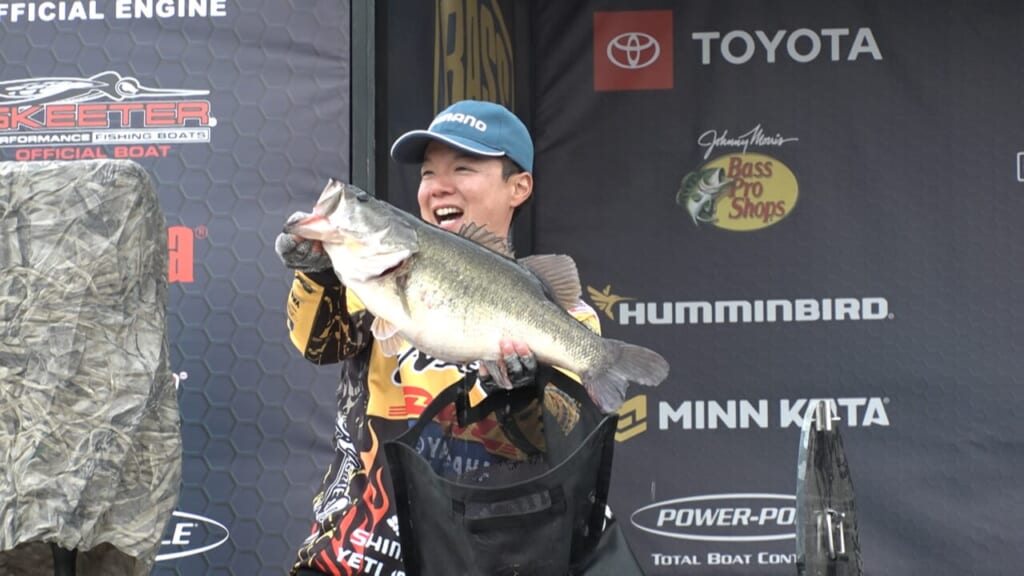 で、でけぇ…」巨大ブラックバス乱打戦？ アメリカの釣り大会に日本人が