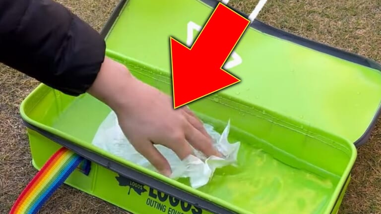 「えぇ…これマジ？」水に浸しても濡れないティッシュ。とんでもない撥水力で梅雨に向けてレインウエアをアップデートすべし。（31ページ目）