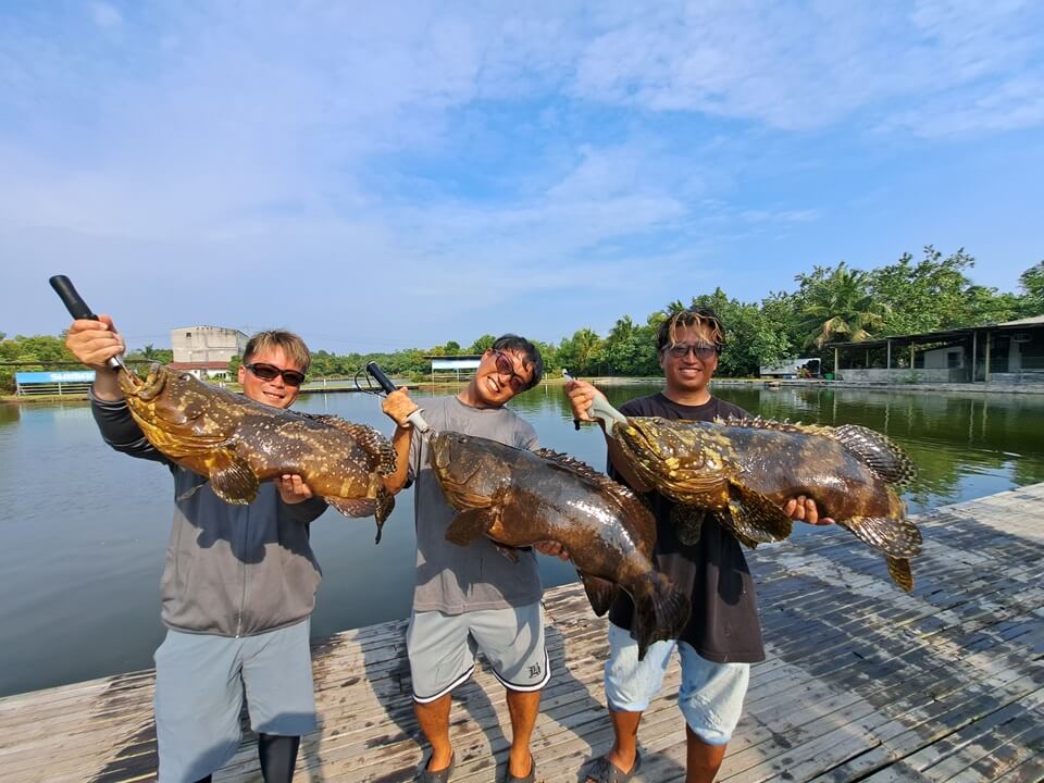 ｜「デカくない!?」「10kg超えてるよ！」釣り堀でまさかの魚がヒット！釣り人もビックリの巨大魚の正体。