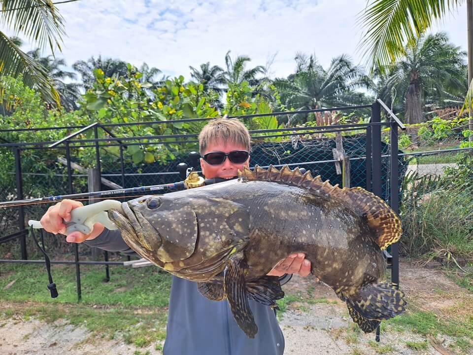 ｜「デカくない!?」「10kg超えてるよ！」釣り堀でまさかの魚がヒット！釣り人もビックリの巨大魚の正体。