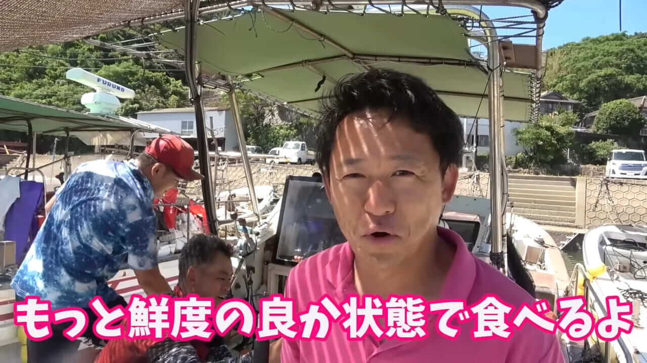 ｜「これ、すごかっ！」海面を覆い尽くす数万匹の高級魚に網を投げると…？ ドローンがとらえた衝撃映像。