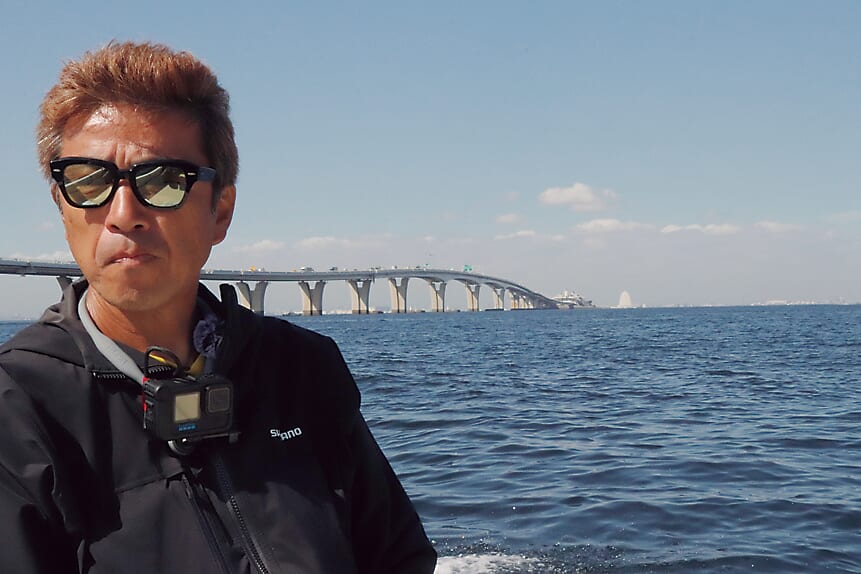 ｜バス釣り用タックルで83cmの巨大魚を釣り上げた!?「水に浸かってないと釣れない」折れずに投げ続けた結果