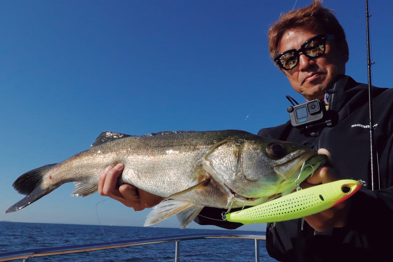 ｜バス釣り用タックルで83cmの巨大魚を釣り上げた!?「水に浸かってないと釣れない」折れずに投げ続けた結果