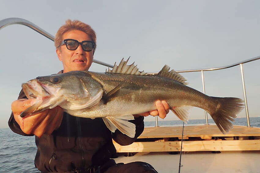 ｜バス釣り用タックルで83cmの巨大魚を釣り上げた!?「水に浸かってないと釣れない」折れずに投げ続けた結果