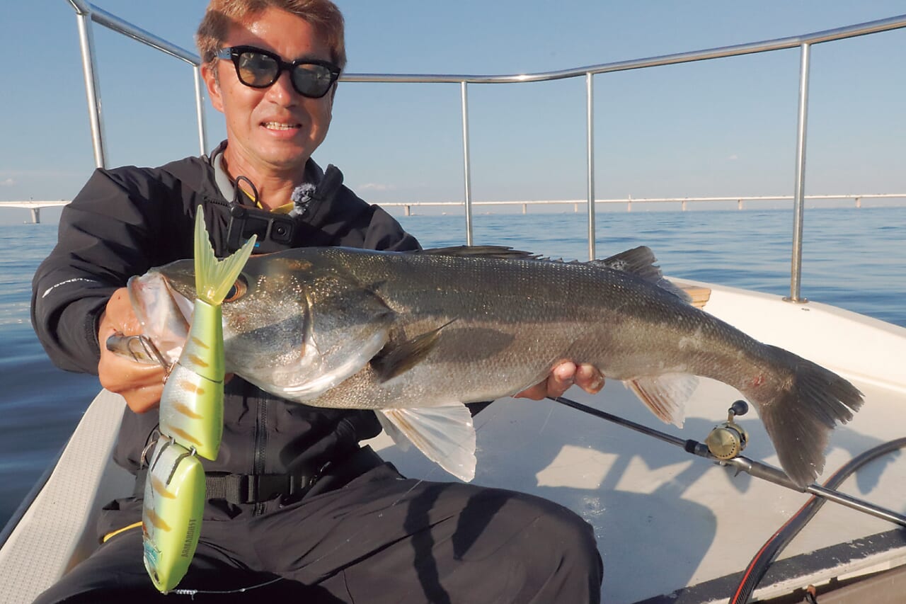 ｜バス釣り用タックルで83cmの巨大魚を釣り上げた!?「水に浸かってないと釣れない」折れずに投げ続けた結果