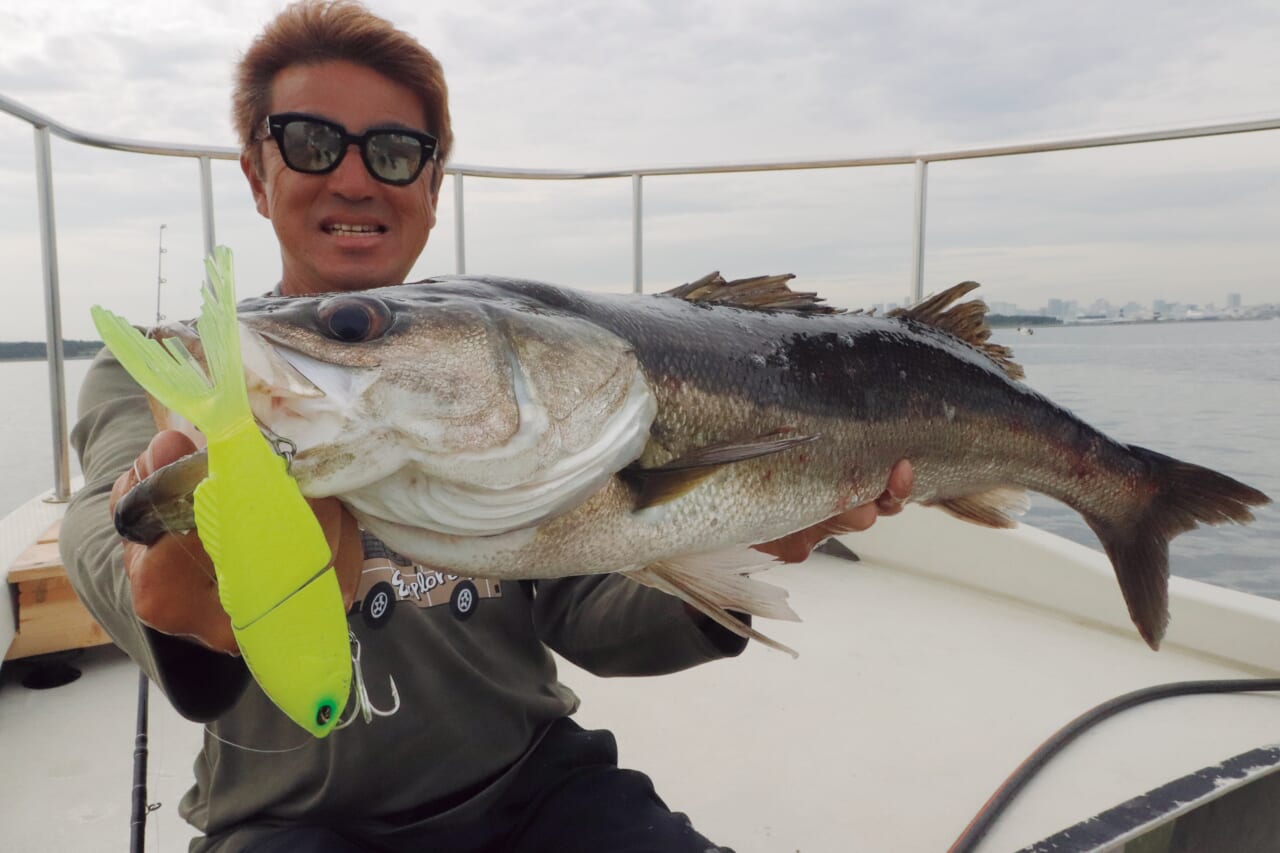 画像 No.22/23] バス釣り用タックルで83cmの巨大魚を釣り上げた!?「水