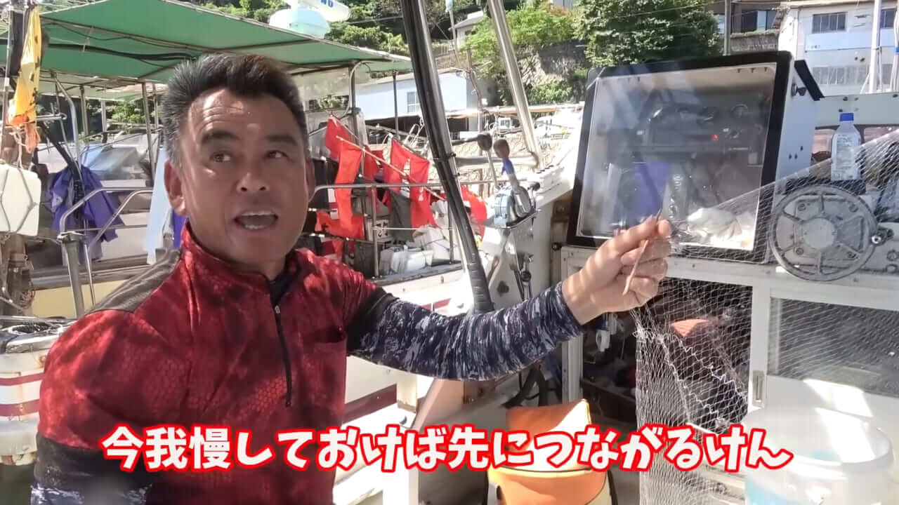｜「これ、すごかっ！」海面を覆い尽くす数万匹の高級魚に網を投げると…？ ドローンがとらえた衝撃映像。