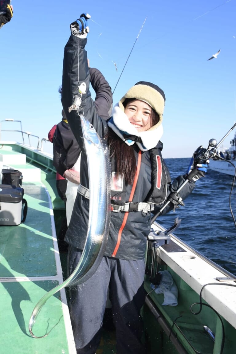 タチウオを釣り上げた永井花奈さん。