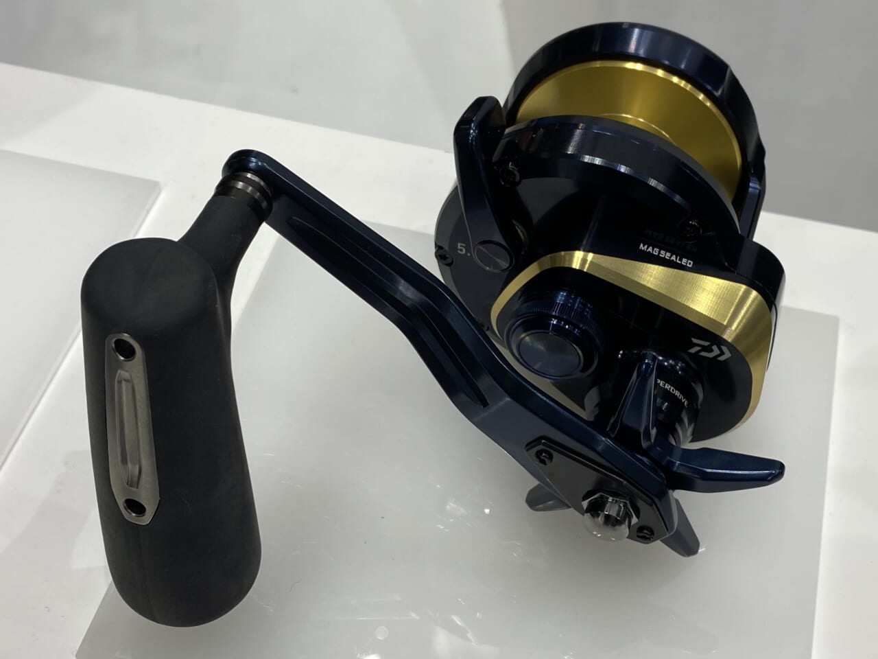 ｜【発売時期判明】“朽ちない破格の耐久性”!? テクノロジー詰め込みまくりの新型リールが登場！腐食軽減技術など搭載で、DAIWAの真打モデルか？