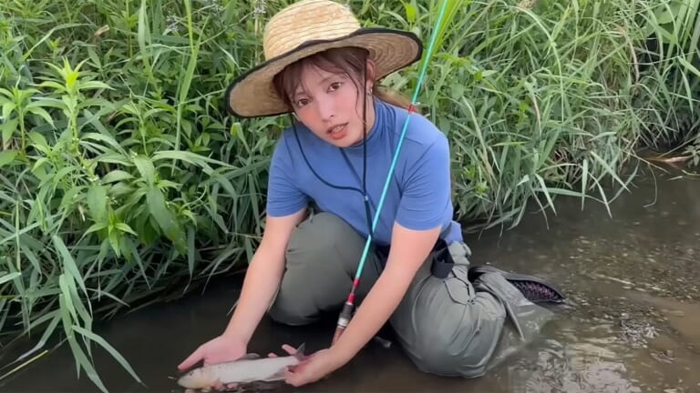 「深い！深い！」元OLが川に入って釣りしたら…。まさかの事件発生!? イカツイ顔の美しい魚を狙った結果。