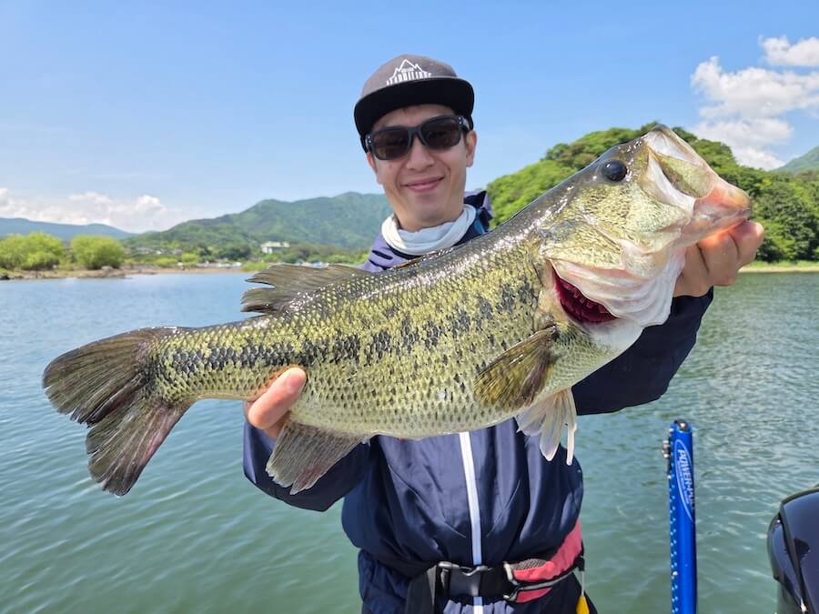 ｜「とにかく、よく釣れます」沖に遠投して、あとはズルズル引いてくるだけ。おすすめのルアーは…