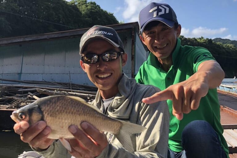 ヘラブナ釣り｜釣れたヘラブナ｜〈初心者の釣り〉“ヘラブナ”の生態／釣りシーズン／釣り方／仕掛け【一寸の駆け引きに心酔する、淡水釣りの王様】