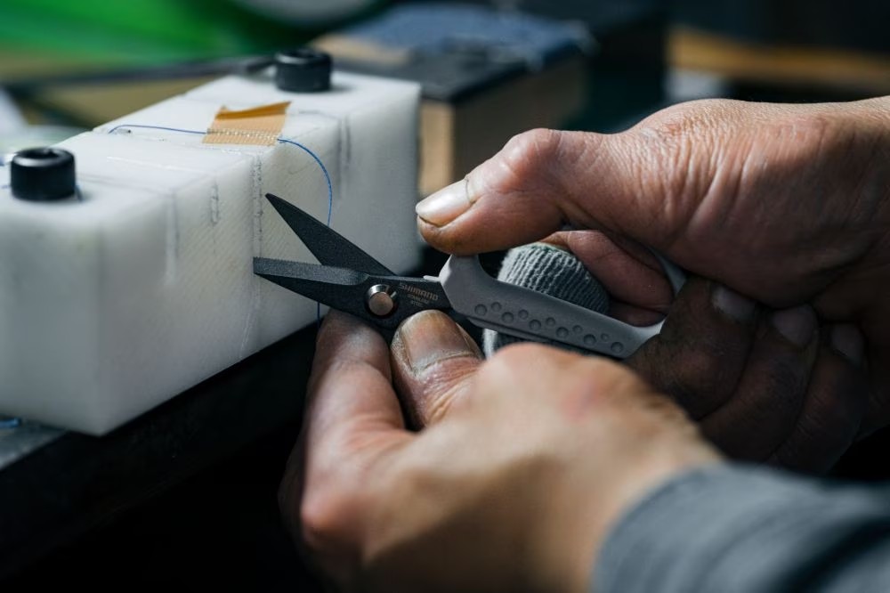 ｜【Amazon評価500件以上】シマノの“万能ハサミ”。2000円台で買えるのに使えばヤミツキの切れ味って…。