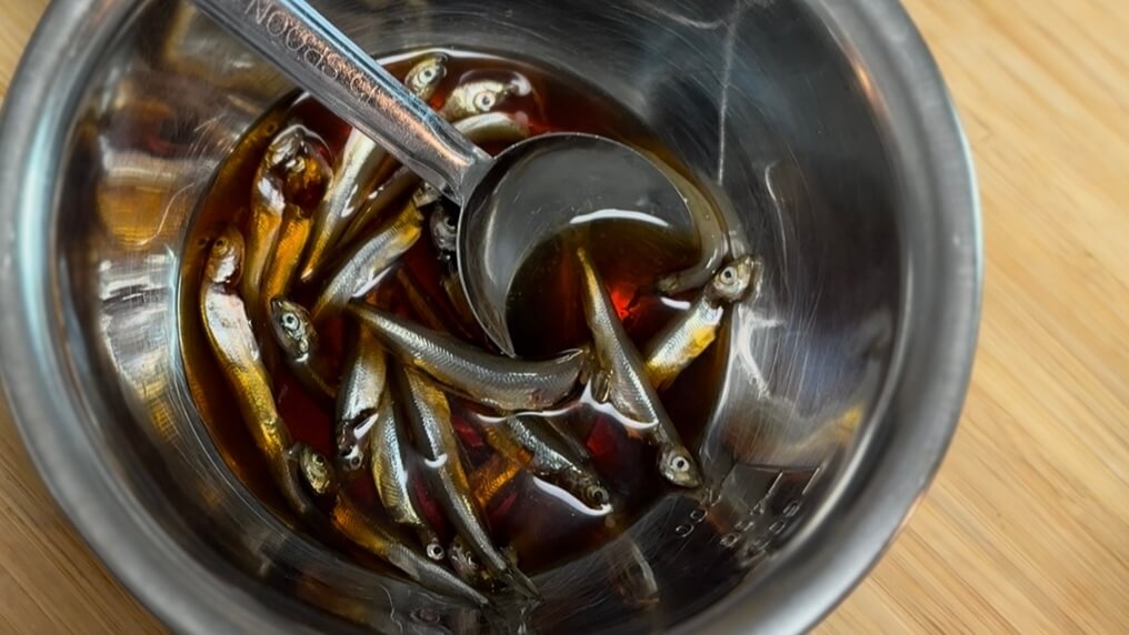 ｜「キスに似てる魚…」可愛すぎる釣りガールが氷上で初体験!? 眞白桃々が釣って食べて冬の釣りを楽しんだ！