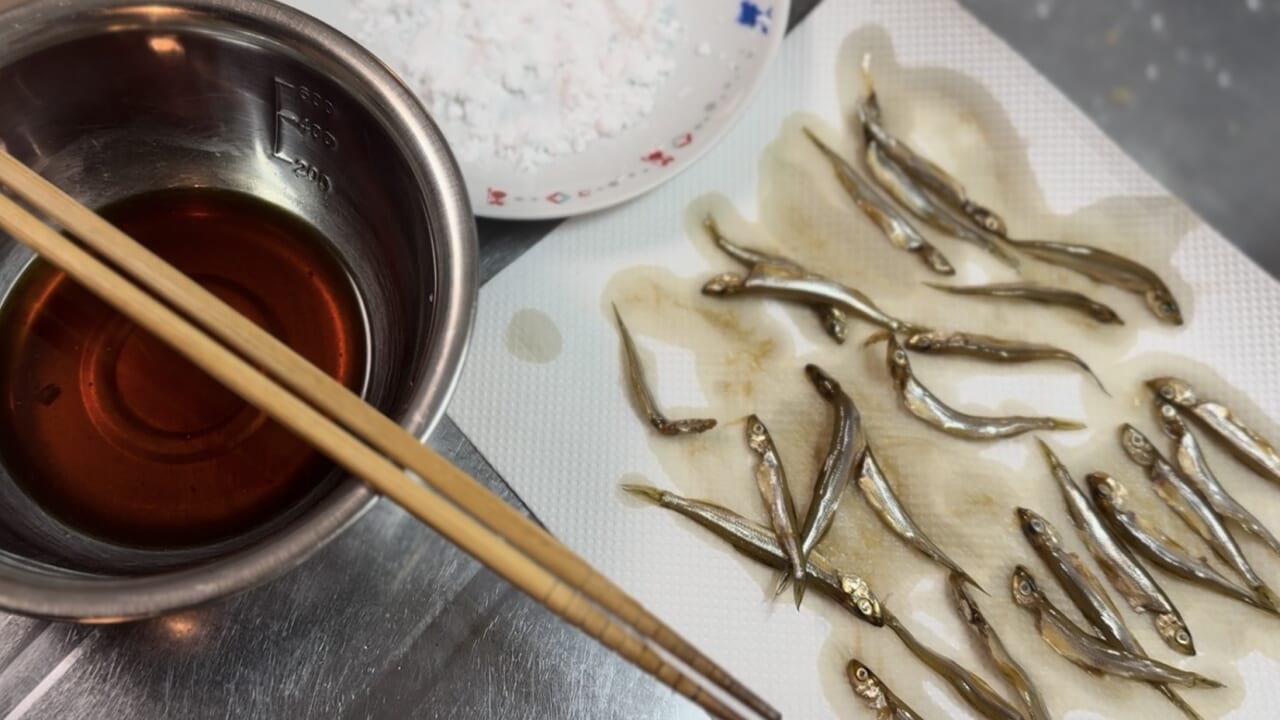 ｜「キスに似てる魚…」可愛すぎる釣りガールが氷上で初体験!? 眞白桃々が釣って食べて冬の釣りを楽しんだ！