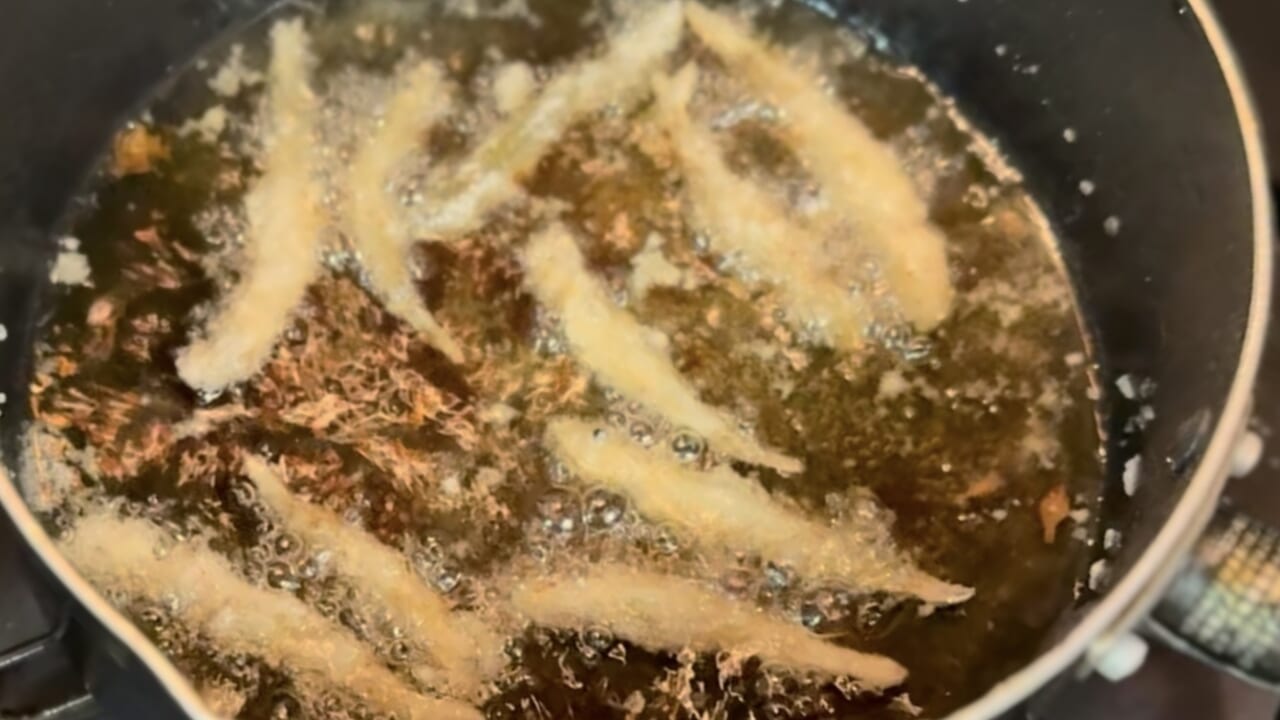 ｜「キスに似てる魚…」可愛すぎる釣りガールが氷上で初体験!? 眞白桃々が釣って食べて冬の釣りを楽しんだ！