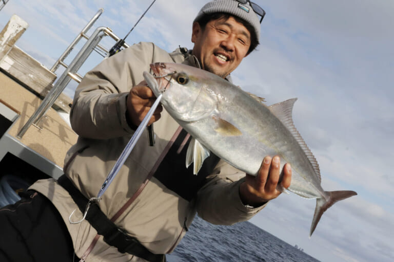 カンパチ釣り｜釣れたカンパチ｜〈初心者の釣り〉“カンパチ”の生態／釣りシーズン／釣り方／仕掛け／食べ方【大海のスプリンター! アングラー憧れの最高峰】