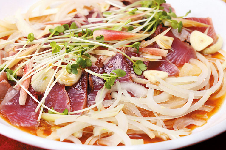 カツオ釣り｜カツオのタタキ｜〈初心者の釣り〉“カツオ”の生態／釣りシーズン／釣り方／仕掛け／食べ方【黒潮を駆ける海の弾丸】