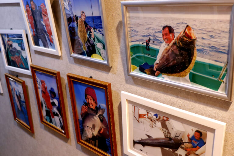 北陸がっぱ｜店内の釣り自慢写真｜北陸の新鮮な海の幸を存分に堪能できる!!　寿司と海鮮料理『北陸がっぱ』