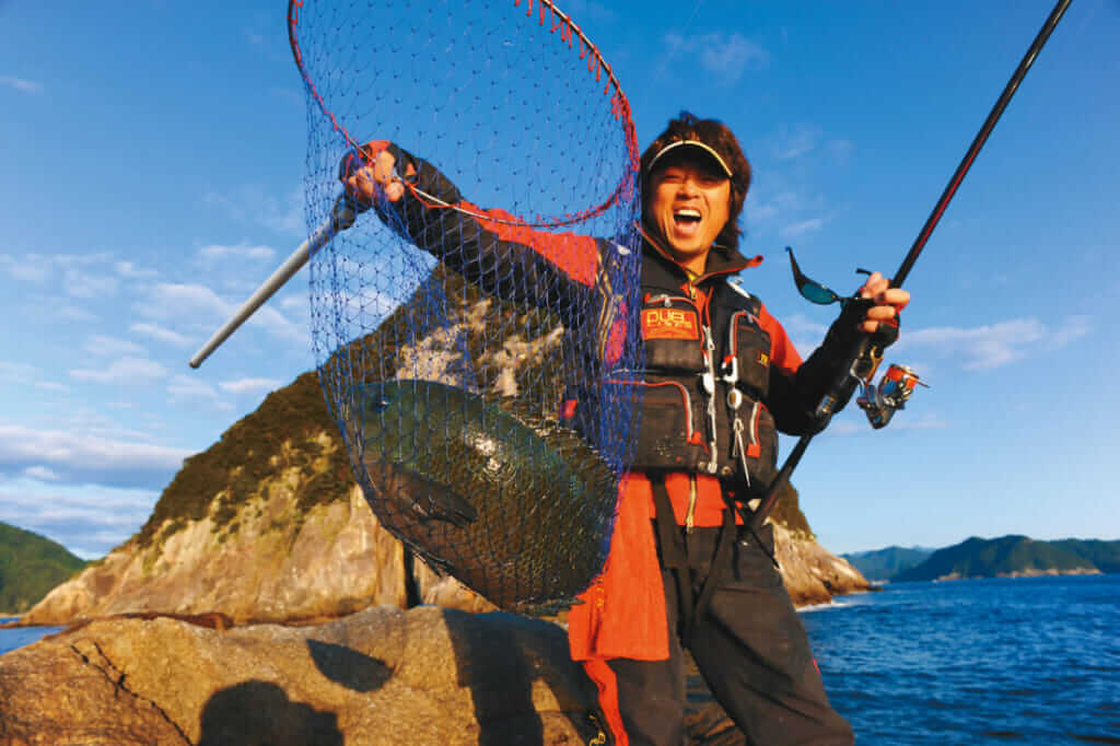 メジナ釣り｜釣れたメジナ｜〈初心者の釣り〉“メジナ”の生態／釣りシーズン／釣り方／仕掛け／食べ方【磯の王者、強烈な引きで釣り人を魅了するターゲット】