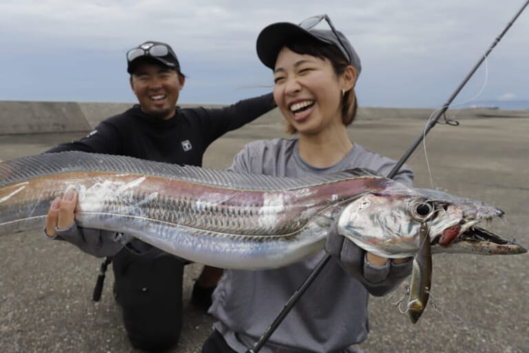 タチウオ釣り｜大型のタチウオ｜〈初心者の釣り〉“タチウオ”の生態／釣りシーズン／釣り方／仕掛け／食べ方【神出鬼没! 幽玄に輝く銀のドラゴン】