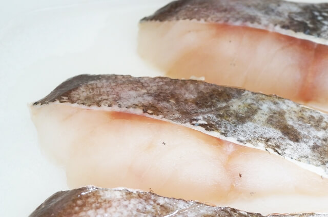 マダラ釣り｜タラの切り身｜〈初心者の釣り〉“マダラ”の生態／釣りシーズン／釣り方／仕掛け／食べ方【冬の味覚の王様、深海から挑む白銀の巨体】