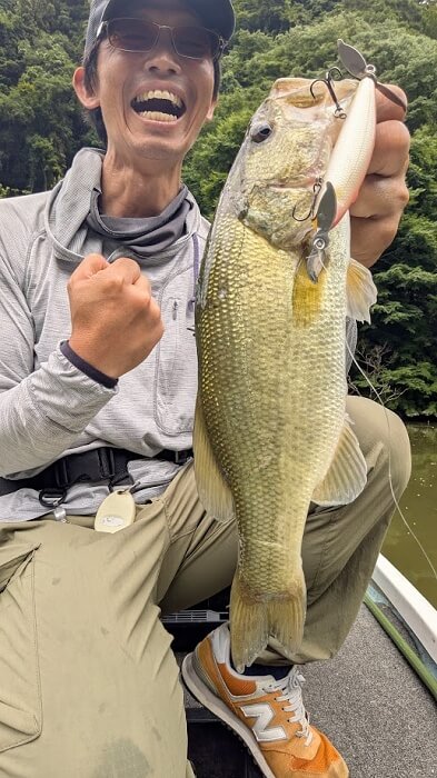 プロップペッパーJrで釣れたブラックバスの2匹目｜スレた亀山湖でもプロップペッパーJrが効果的！ バスが思わずバイトしてまう“本物のルアーパワー”。