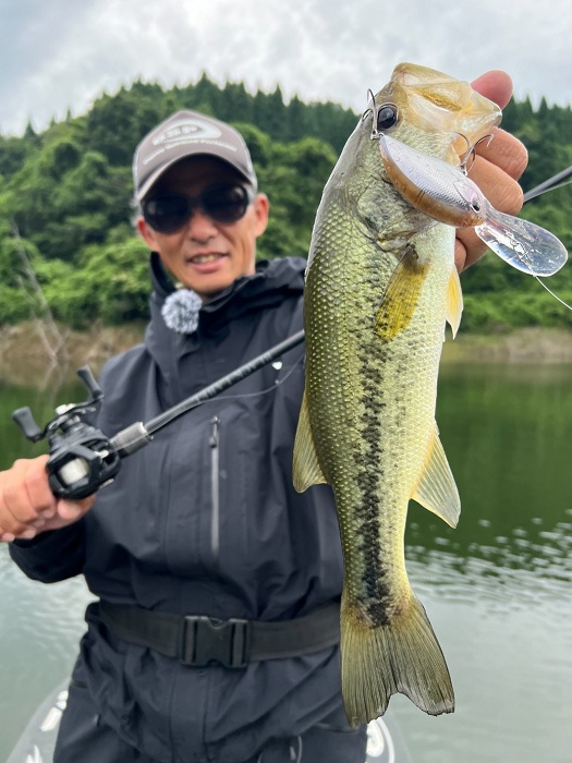 多根ダムでブラックバスを釣った折金一樹さん｜「バス釣りの教科書的な…」オリキンさんが多根ダムに初挑戦。地形変化に富むフィールドで、どんな釣りを展開する？