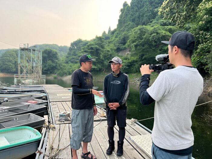 折金さんと滝田さん｜「バス釣りの教科書的な…」オリキンさんが多根ダムに初挑戦。地形変化に富むフィールドで、どんな釣りを展開する？