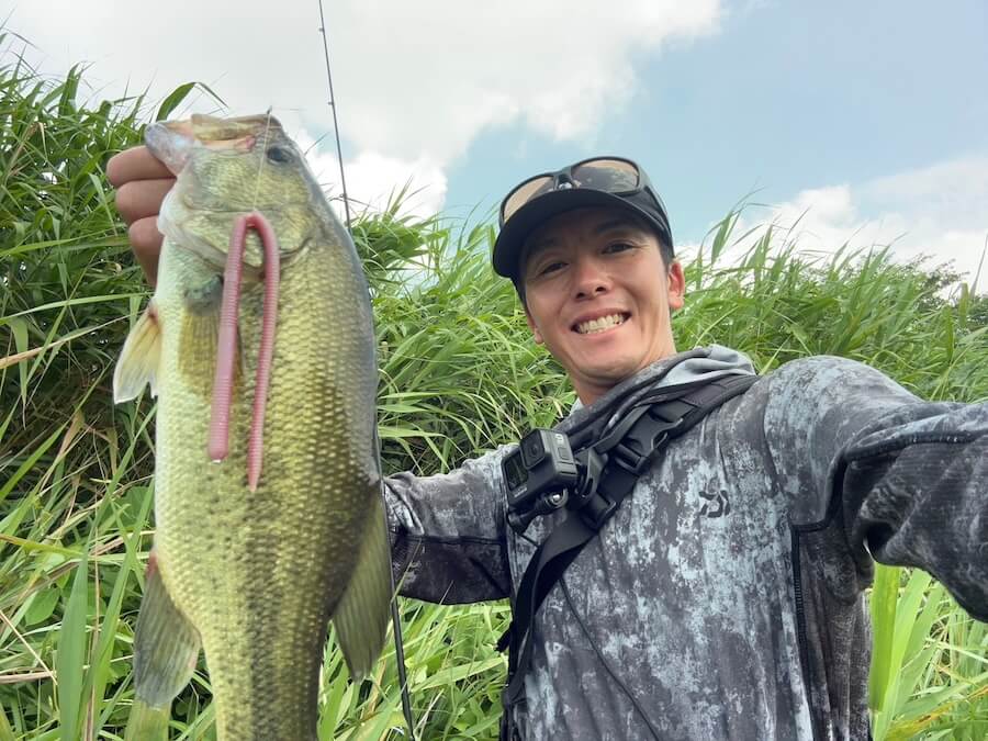｜これはまさにミミズ！ロングワームどハマりで真夏のモンスター降臨！「クオリティ激ヤバの魚が出てます…」