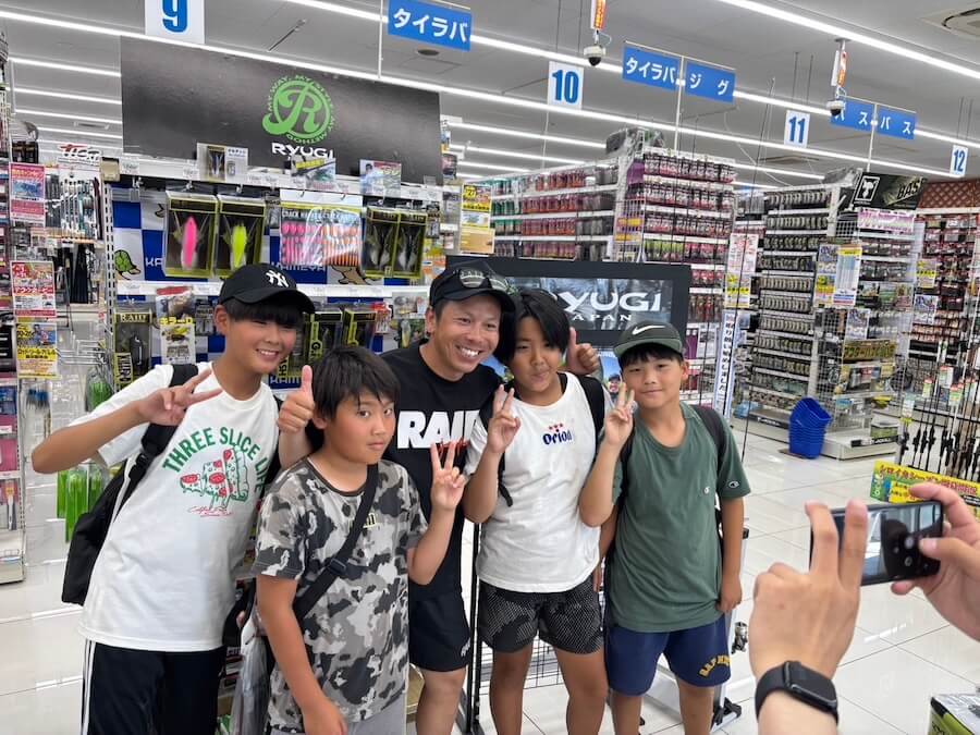 ｜【夏バテ系バスにはこれで決まり】ミミズ待ちパターン切り替えていきなり3発。好きなサイズにカットして『エサ認定』がもらえます