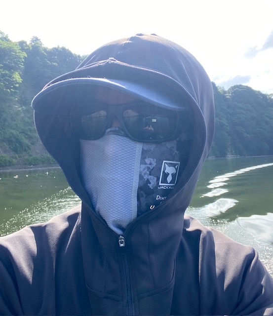 日焼け対策をする城ノ上さん｜全国で爆釣中!? ビッグバスが狙える話題の「フリーキング」、使い方とポイントをデカバスハンターが解説。