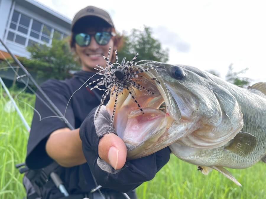|「可能性無限大の釣り、試してる?」暑ければカバー+シェードを狙う、これは鉄則。実はマルチなのがパワーフィネス!