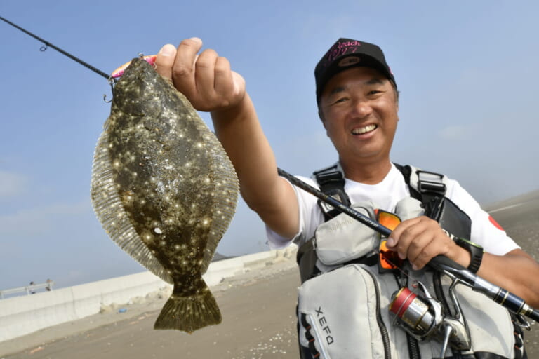 ヒラメの釣り方｜釣れたヒラメ｜〈初心者の釣り〉“ヒラメ”の生態／釣りシーズン／釣り方／仕掛け／食べ方【サーフの王様! 座布団級を狙え】