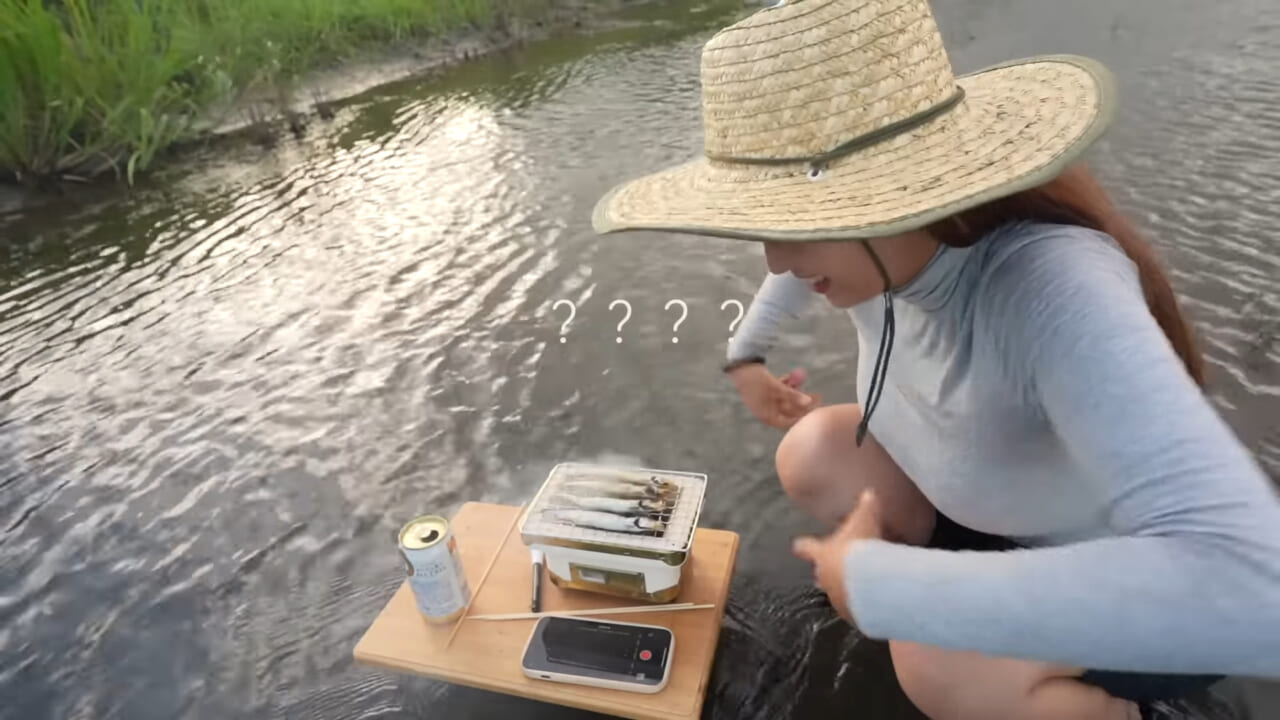 ｜「え、なにこの状況…」元・OLさん、“川の中”で魚を焼いて食べてしまう。