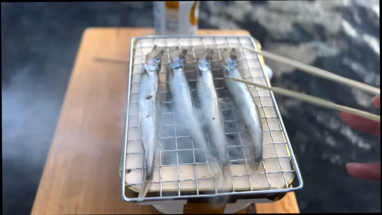 ｜「え、なにこの状況…」元・OLさん、“川の中”で魚を焼いて食べてしまう。