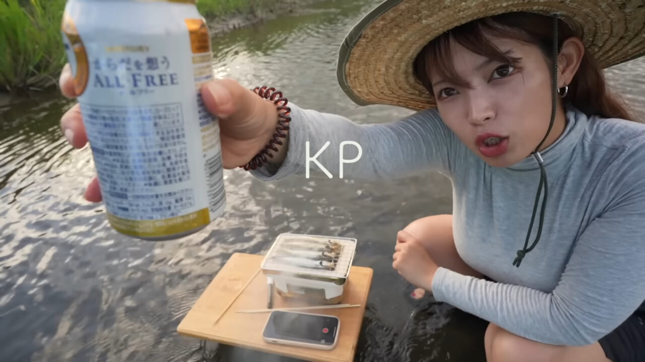 ｜「え、なにこの状況…」元・OLさん、“川の中”で魚を焼いて食べてしまう。
