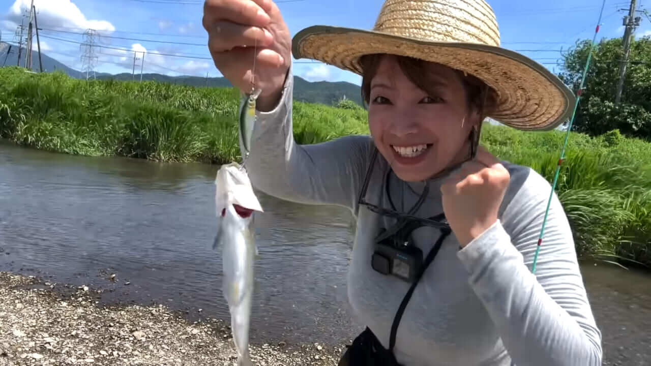 ｜「え、なにこの状況…」元・OLさん、“川の中”で魚を焼いて食べてしまう。