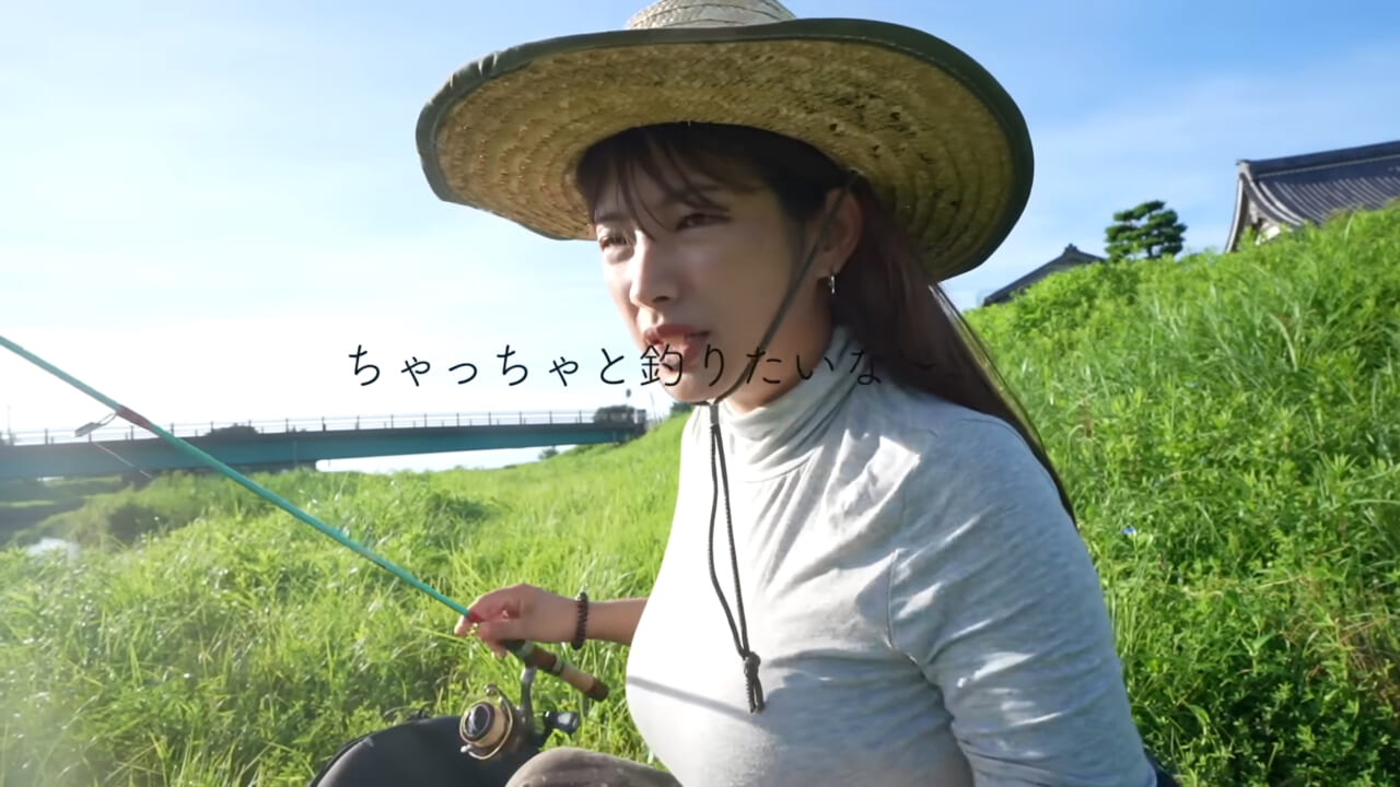 ｜「え、なにこの状況…」元・OLさん、“川の中”で魚を焼いて食べてしまう。